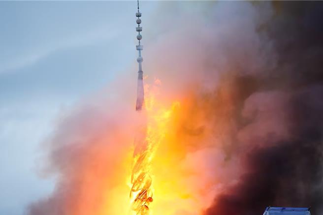 哥本哈根興建於1615年的老證券交易所陷火海（路透社）