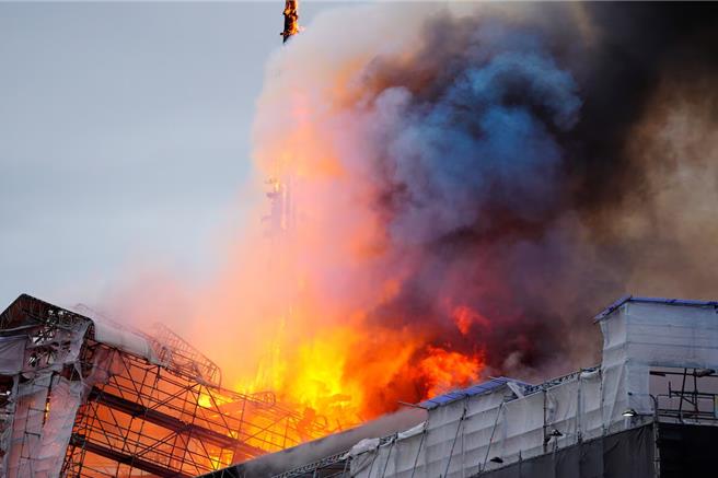 哥本哈根興建於1615年的老證券交易所陷火海（路透社）