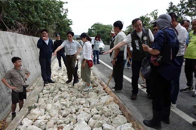 立委徐富癸邀相關單位會勘墾丁國家公園陸蟹廊道。（羅琦文攝）