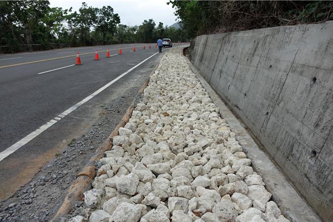 墾丁國家公園陸蟹廊道舖設咕咾石，被當地居民稱為「兩棲蛙人天堂路」。（羅琦文攝）