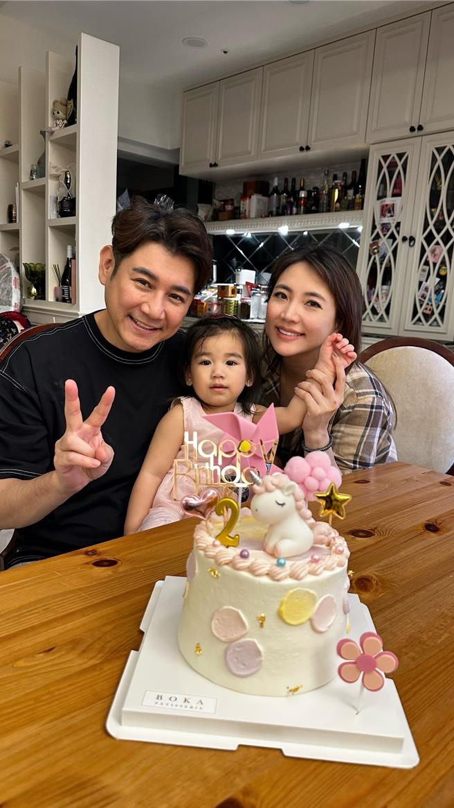 陈熙锋与老婆、女儿乐乐准备迎接家里新成员。（民视提供）