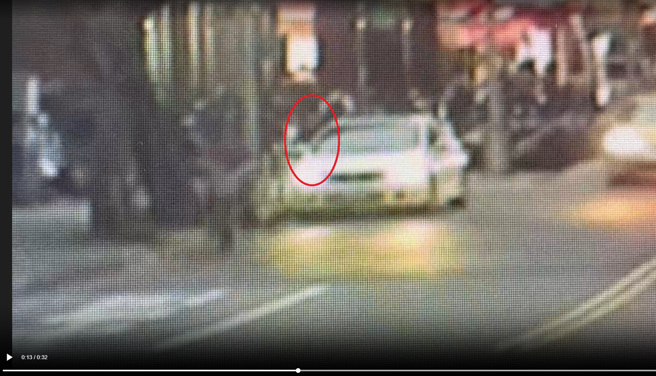 新北市汐止1名55歲羅姓女子，今年2月因缺錢透過網路向不明人士借款5萬元，並約定一週利息2萬元，經繳納8期利息及本金2萬共18萬元後，不想繼續繳納利息，想把本金還掉，昨（15日）遭兩名犯嫌討債，並將被害人帶上車載往小坑路毆打。（翻攝畫面）