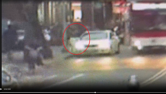 新北市汐止1名55歲羅姓女子，今年2月因缺錢透過網路向不明人士借款5萬元，並約定一週利息2萬元，經繳納8期利息及本金2萬共18萬元後，不想繼續繳納利息，想把本金還掉，昨（15日）遭兩名犯嫌討債，並將被害人帶上車載往小坑路毆打。（翻攝畫面）