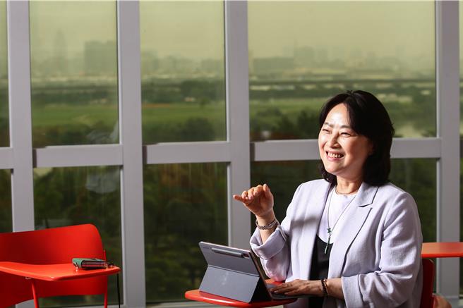 談到製作節目，申女貞散發閃亮的眼神。（鄧博仁攝）