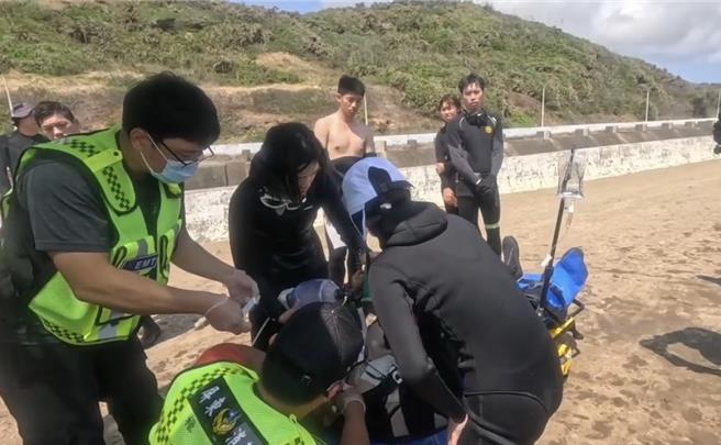 屏東後壁湖傳潛水憾事，一名男子溺水，雖有潛水教練與醫學院學生見義勇為急救，仍宣告不治。（民眾提供／羅琦文屏東傳真）