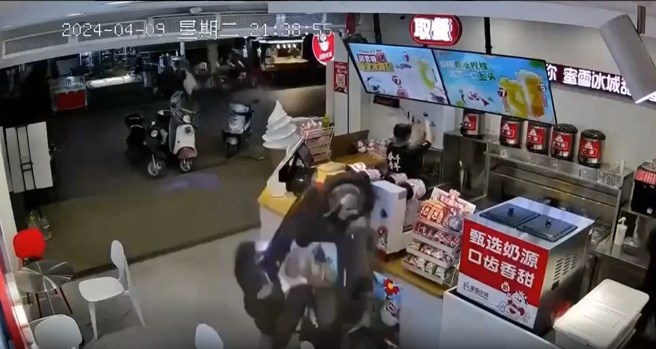 大陆一名大叔点完饮料，在店门口滑手机，遭失控机车正面撞击倒地。（翻摄爆料公社）