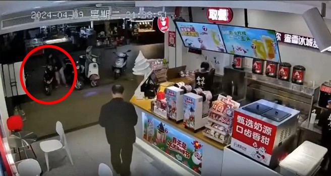 大陆一名大叔点完饮料，在店门口滑手机，遭失控机车正面撞击倒地。（翻摄爆料公社）