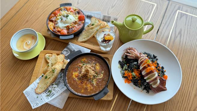 高雄英迪格酒店2樓Wok on the Park餐廳重新營業，近日起每周末全面提供「主餐七選一睡到自然醒 早午餐系列」。（柯宗緯攝）