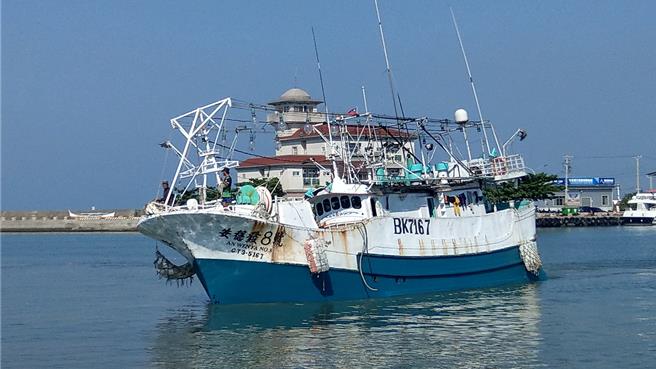 琉球籍漁船「安穩發8號」捕獲今年屏東第一鮪黑鮪，東港區漁會已排訂18日上午10點驗明正身，確認是否為今年屏東黑鮪魚季的「第一鮪」。（東港區漁會提供／羅琦文屏東傳真）