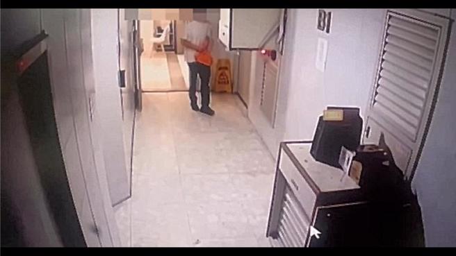 监视器画面拍下吴姓男子准备泼漆的身影。（翻摄画面）