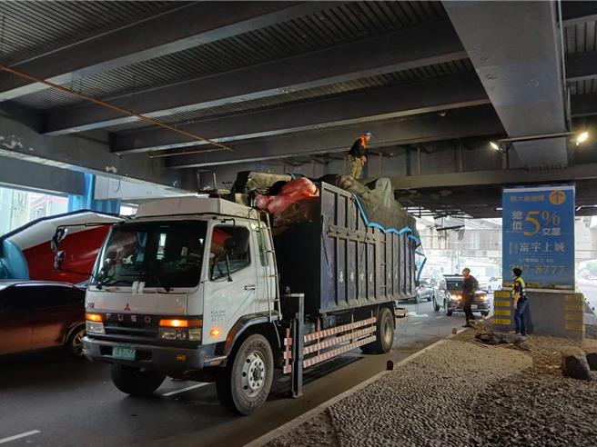 一辆资源回收车16日下午4点半行经机场捷运A8长庚医院站体下方疑似因过高撞坏站体下方钢片。(桃捷公司提供／蔡依珍桃园传真)