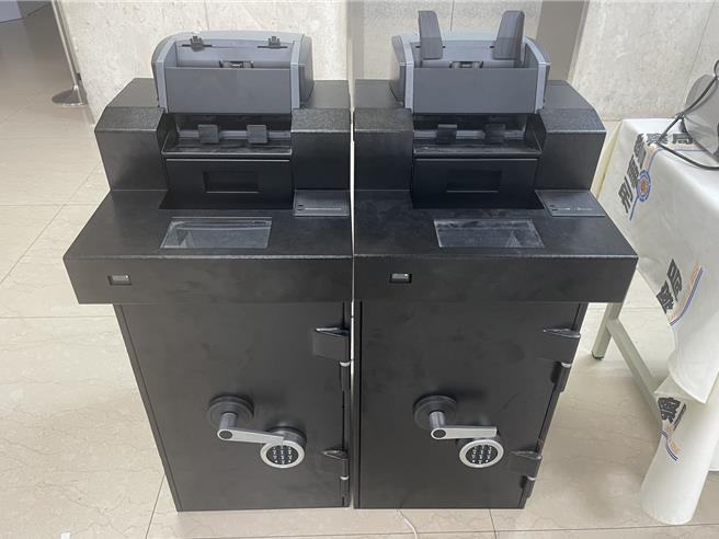 警方首度查获利用入金机存放赃款洗钱。(翻摄照片／林郁平台北传真）