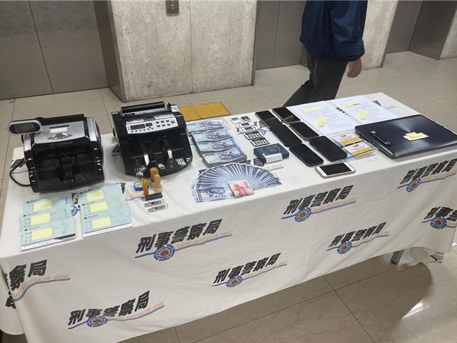 警方查扣2台大型入金机、现金47万余元、手机、笔记型电脑、冷钱包、点钞机等赃证物。(翻摄照片／林郁平台北传真）