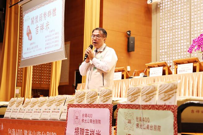 市長黃偉哲帶領市府團隊參與捐贈典禮。（圖／台南市政府）