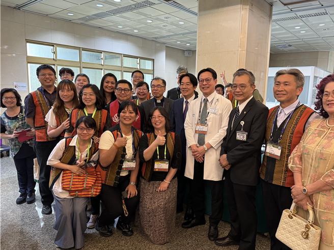 准总统赖清德（右五）16日到彰化基督教医院参加台湾基督长老教会总会第69届通常议会，并与彰基院长陈穆宽（右四）等人开心合影。（彰化基督教医院提供／孙英哲彰化传真）