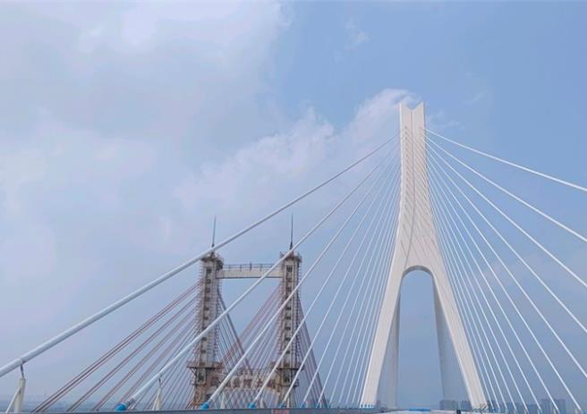 济南黄河大桥新桥将在年底前通车，跨黄地铁兴建中。（齐鲁壹点）