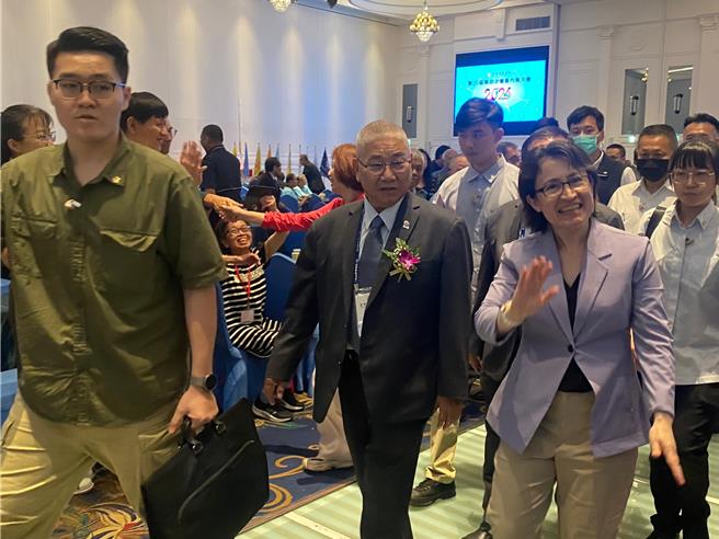 副總統當選人蕭美琴16日應邀參加台中市商業會在烏日區臻愛花園飯店舉辦的第29屆會員代表大會。（馮惠宜攝）