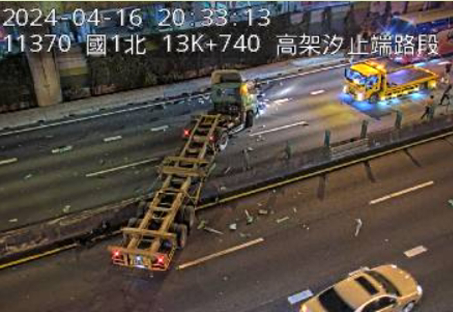 车祸现场拖板车横跨北上南下车道。（翻摄国道1968）