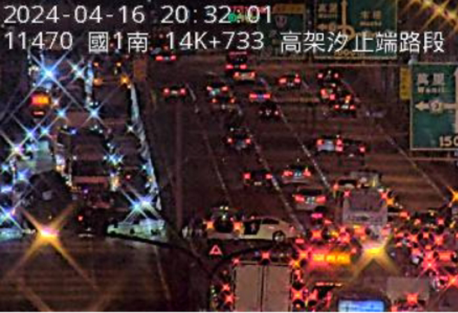 车祸现场拖板车横跨北上南下车道。（翻摄国道1968）