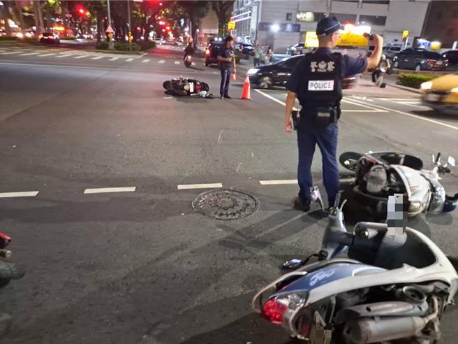 高雄女骑士闯红灯撞上4辆机车酿5人伤，警方依法开出闯红灯罚单。（警方提供／任义宇高雄传真）