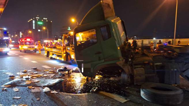 国道车祸现场，多车毁损，拖板车横跨南北车道。（翻摄画面）