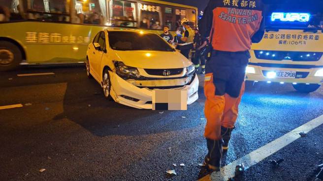 国道车祸现场，多车毁损，拖板车横跨南北车道。（翻摄画面）