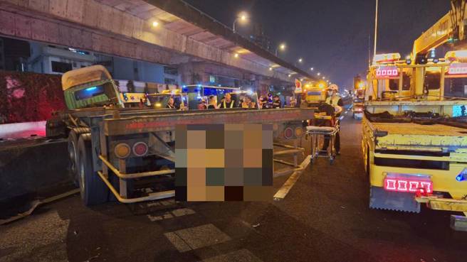 国道车祸现场，多车毁损，拖板车横跨南北车道。（翻摄画面）