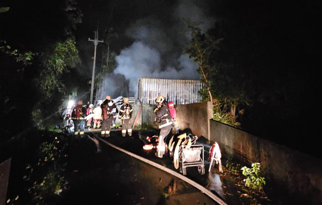 新北市林口區瑞平里的鐵皮工廠，晚間9時許發生工廠大火，消防隊前往救援中。（翻攝畫面）