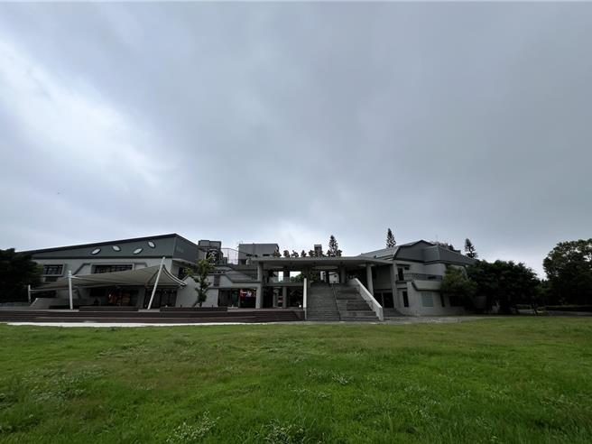 桃園7大客家場館總造價超過21億，但造訪人次都慘不忍睹，造價1.7億的桃園北區客家會館去年僅7.8萬人次。（蔡依珍攝）