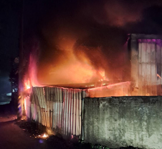 林口山區晚間9時許發生工廠火警，現場全面燃燒，所幸無人員傷亡。（翻攝畫面）