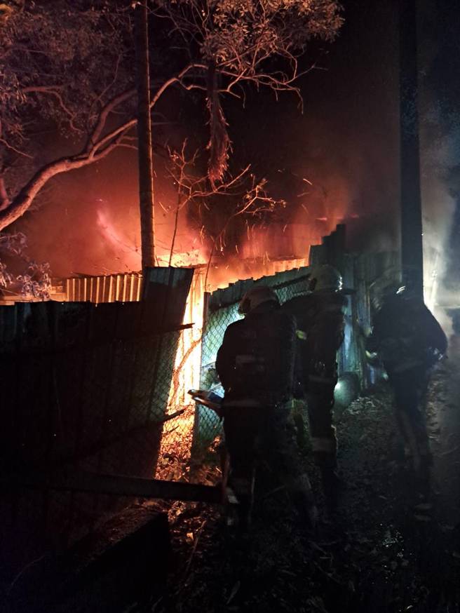 林口山區晚間9時許發生工廠火警，現場全面燃燒，所幸無人員傷亡。（翻攝畫面）