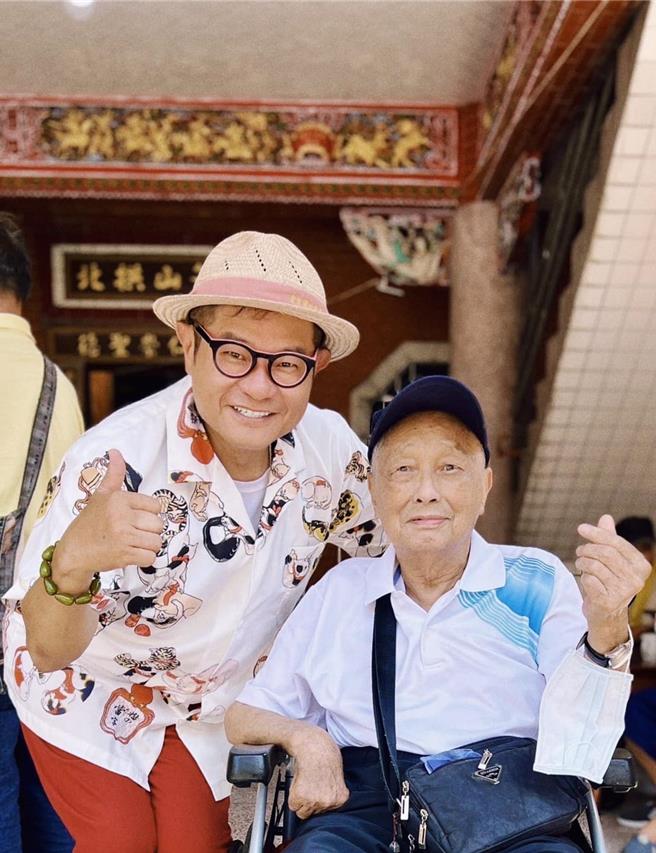 曾擔任五屆基隆市議員的許義隆（右），16日逝世於暖暖家中，其子藝人許效舜（左）稍早也在臉書粉絲專頁發文向父親告別。（摘自許效舜臉書專頁／張志康基隆傳真）