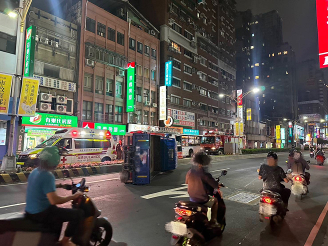 黄男驾驶货车没注意前方路况，自撞安全岛翻车。（翻摄画面）