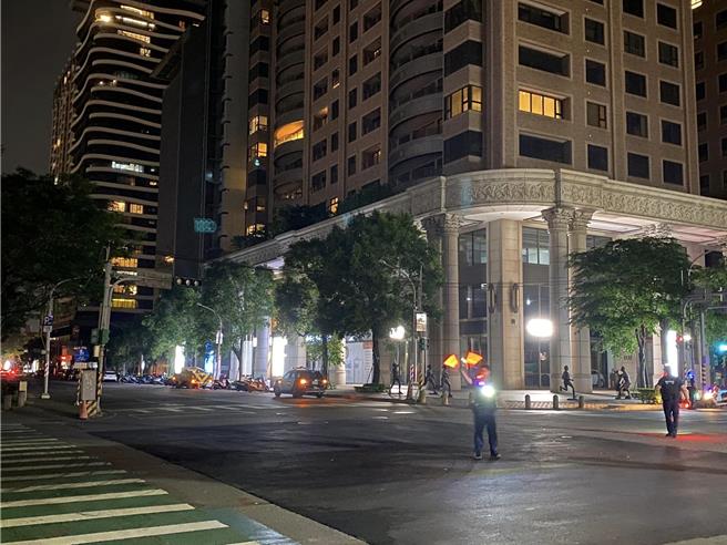 桃园艺文特区晚间7045户大停电，凌涛忧全台限电风暴将起。(凌涛提供／蔡依珍桃园传真)