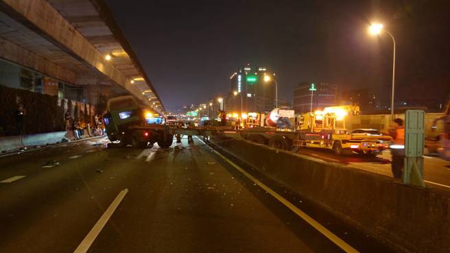 自小客变换车道不当，酿国南下113.7K全线封闭近2小时。（图／警方提供）