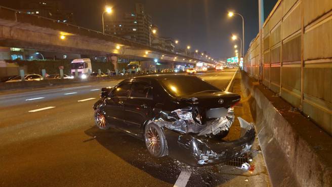 自小客变换车道不当，酿国南下113.7K全线封闭近2小时。（图／警方提供）