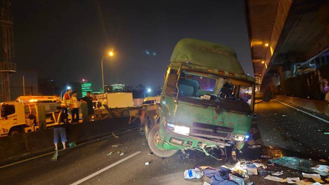 自小客变换车道不当，酿国南下113.7K全线封闭近2小时。（图／警方提供）