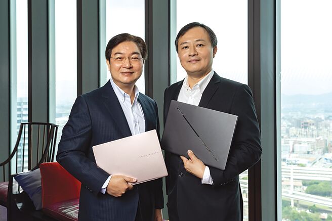 华硕联合科技董事长林福能（左）与系统事业总经理廖逸翔。图／华硕提供