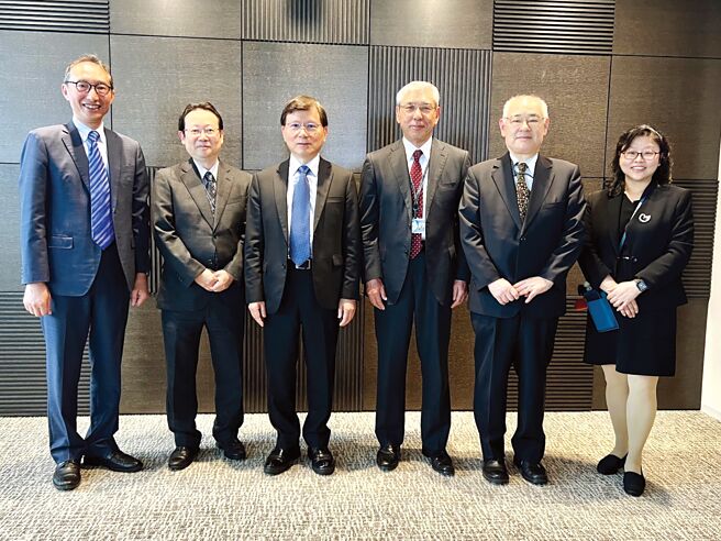 集保结算所董事长林丙辉（左三）率股务部协理黄蓁蓁（右一）及企划部经理许传昌（左一）参访日本集保公司，由该公司董事长中村明雄（右二）亲率高阶主管接待。 图／集保提供