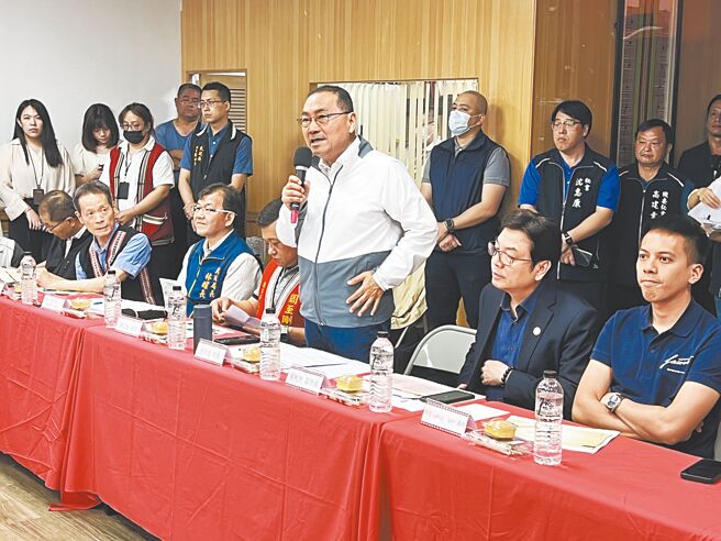 新北市长侯友宜（前排右三）15日至乌来区公所，主持今年最后一场行动治理座谈会。（王扬杰摄）
