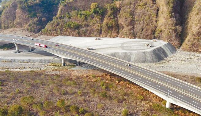 台灣石虎保育協會等環團指控，興建鳥嘴潭人工湖的廢土堆置烏溪溪床，涉嫌破壞河川生態。（台灣石虎保育協會提供／楊靜茹南投傳真）