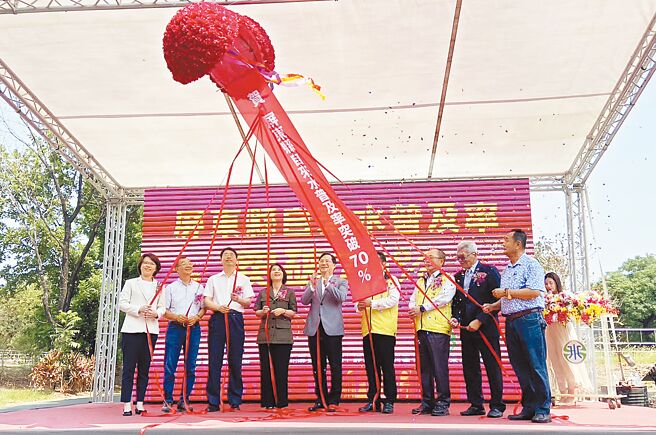 屏东县自来水供水普及率在今年正式突破70％，屏东县长周春米（左四）表示，未来将打拚4年让普及率突破9成。（林和生摄）