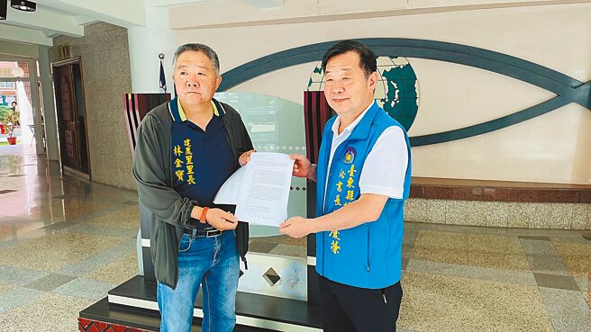 台東縣垃圾焚化廠自4月15日至5月14日進行全廠停爐歲修，期間縣內產出垃圾將暫置垃圾貯坑及各鄉鎮市公所垃圾掩埋場，由於2023年建農里垃圾掩埋場大火後，台東縣環保局承諾垃圾「只出不進」，建農里長林金寶（左）不滿此舉毀約，15日赴台東縣議會遞交陳情書。（蕭嘉蕙攝）