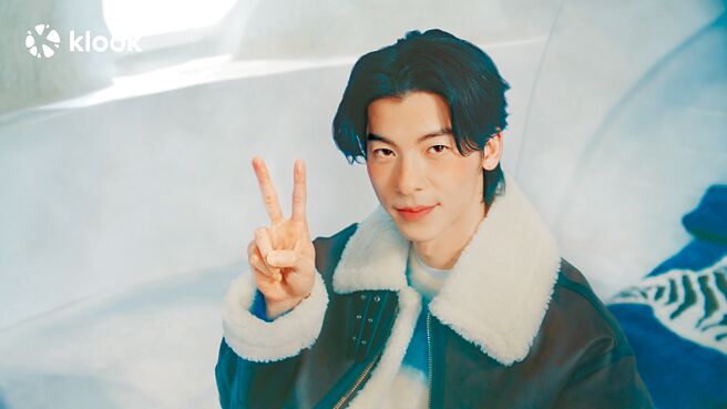 許光漢進到冰屋造景拍廣告，被道具冰磚砸到臉。（Klook提供）