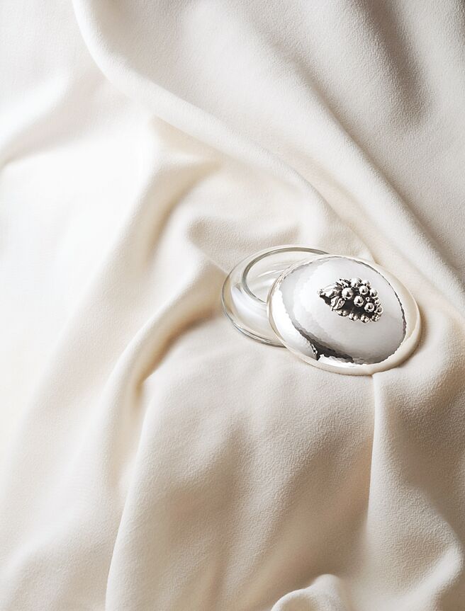 乔治杰生为庆祝丹麦国王与皇后结婚20周年，特别打造一只银制珠宝盒，4万5500元。（Georg Jensen提供）