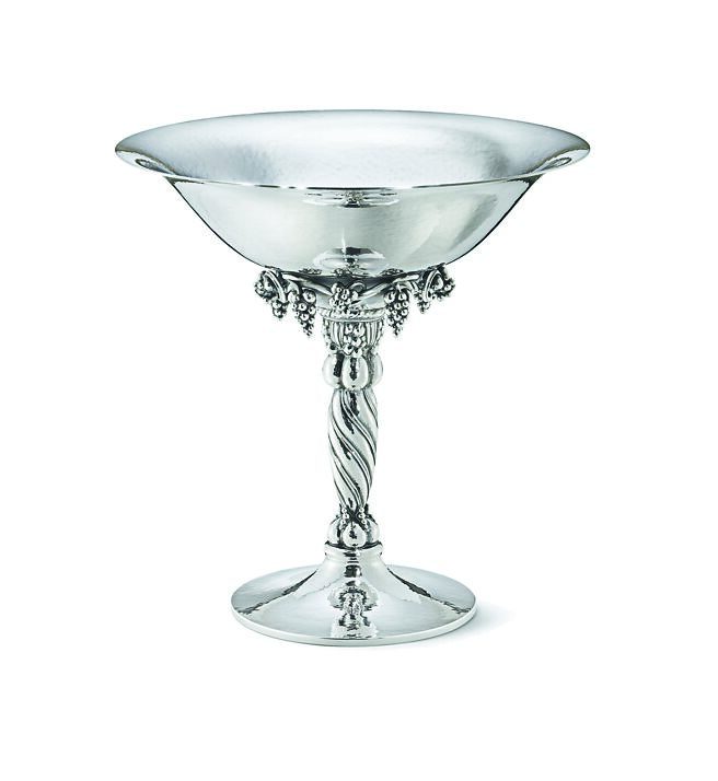 乔治杰生银雕系列编号264B「葡萄高脚果钵」，55万元。（Georg Jensen提供）