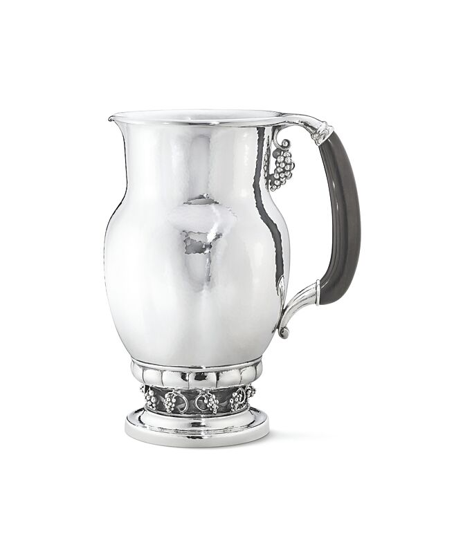 乔治杰生银雕系列编号407A「葡萄银壶」，55万元。（Georg Jensen提供）