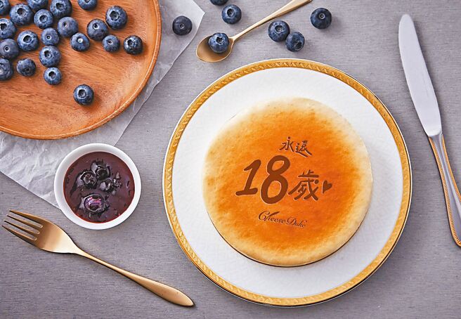 萊爾富母親節預購專刊主打起士公爵的「永遠18歲北國藍莓乳酪蛋糕」，6吋888元。（萊爾富提供）