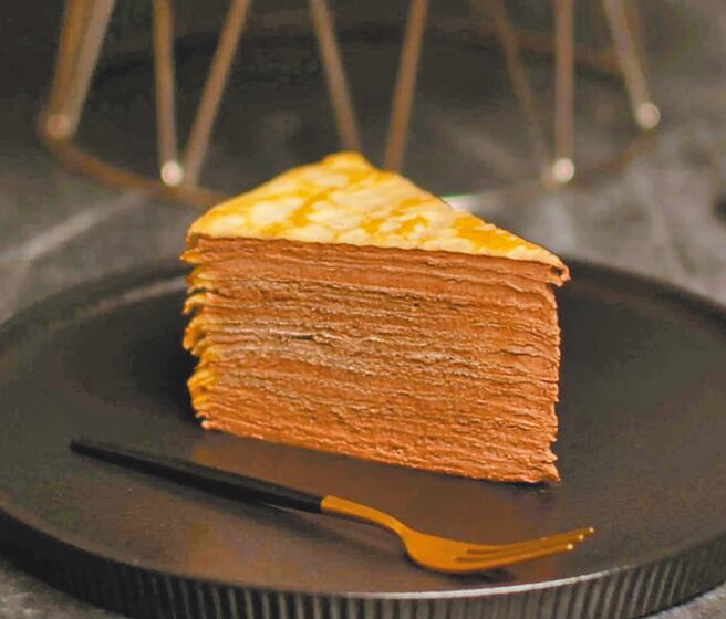 OKmart母親節預購蛋糕首推「開元焙工房-巧克力千層蛋糕」。（摘自開元食品官網）