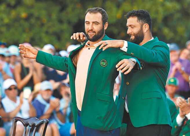 薛佛洛由去年美国名人赛冠军拉姆（右）帮忙穿上绿夹克。（路透）